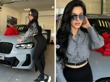 Дъщерята на Глория с нова играчка
