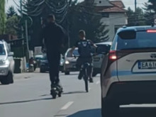 Много опасно: Деца с тротинетки и велосипеди на извънградски път