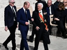Принц Уилям с исторически жест