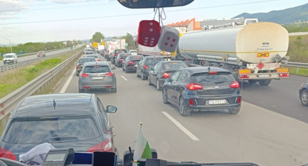За огромно задръстване на изхода на столицата съобщават очевидци в социалните