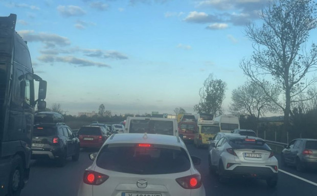 Огромно задръстване на автомагистрала Тракия алармират потребители в социалните мрежи