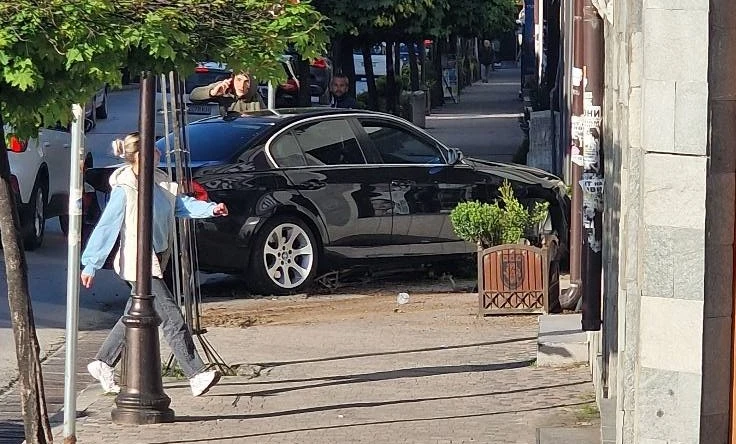 Джигит се заби в дърво на оживена улица във Велико Търново