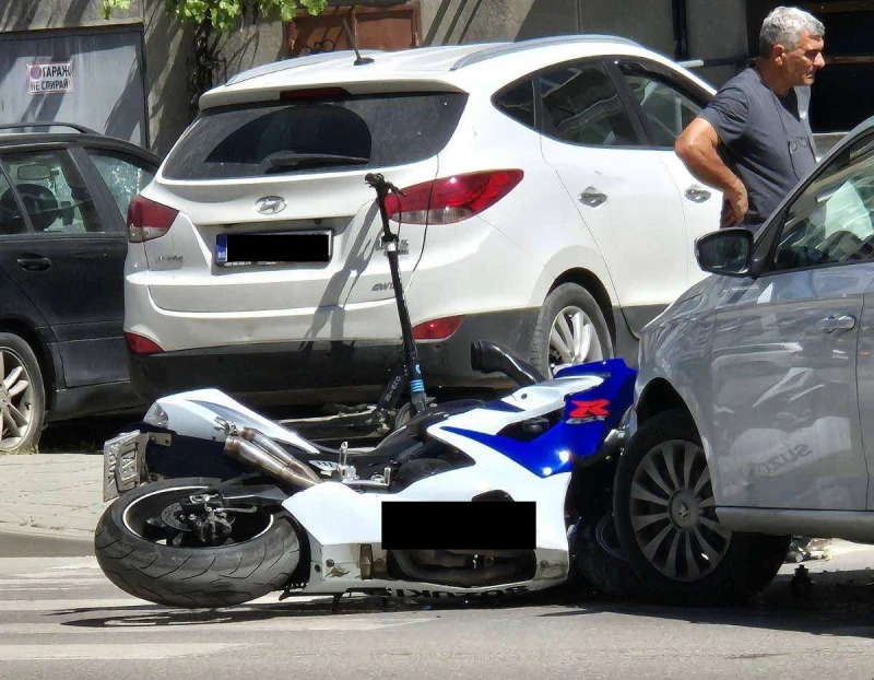 Зрелищна катастрофа в Пловдив, моторист лежи на земята