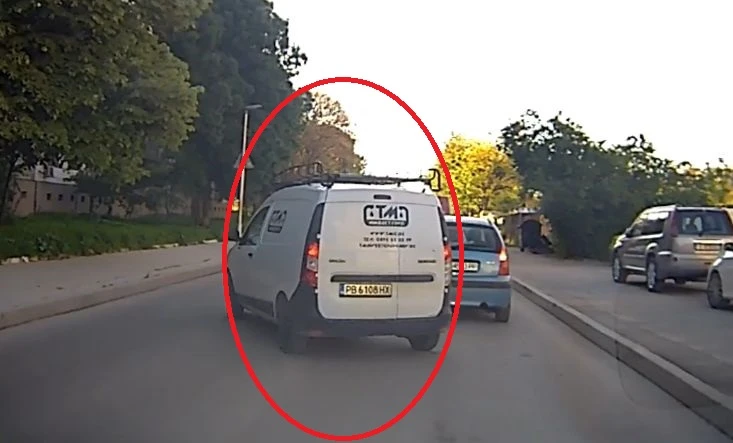 Фирмена кола изпревари колона от автомобили по тротоара