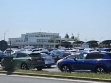 Огромно задръстване на Дунав мост в посока България. Пътуващите са излезли от колите и чакат