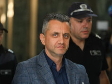 Доведоха в съда шефа на пловдивската митница, окован с белезници