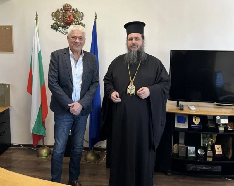 Велбъждският епископ Исаак на среща с новия областен управител