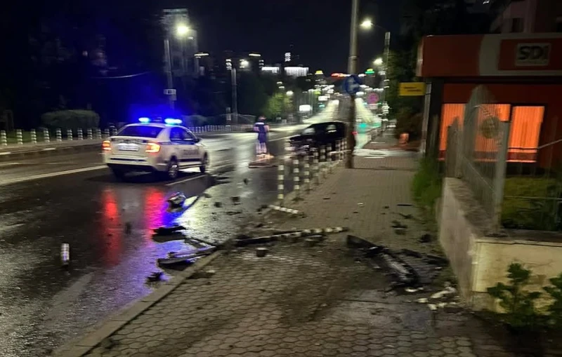 Шофьор помете колчета на бул. "Черни връх" в София