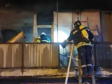 Човек загина, а други двама бяха откарани в болница след пожар в Центъра за настаняване в Ямбол