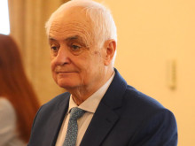 Министърът на отбраната пристига в авиобазата в Граф Игнатиево