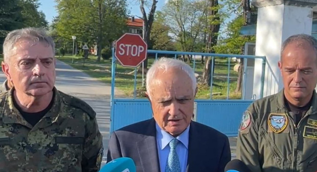 Министърът на отбраната за скандала с F-16: Всичко започна от Румен Радев и неговите съветници