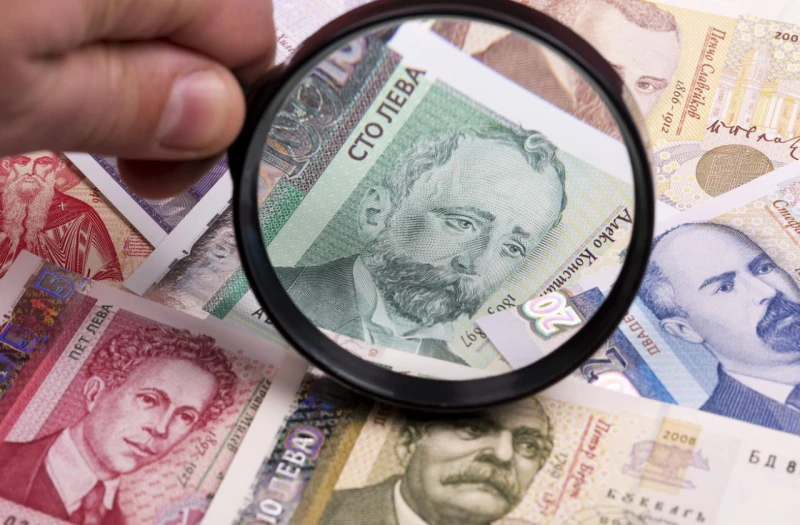 Хората със заплати над досегашния праг от 3750 лв. получават по-ниски месечни възнаграждения след плащане на данъци и осигуровки