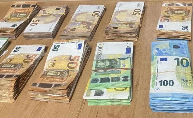 Митничари намериха скрита валута за близо 120 000 лева в леглото на шофьор