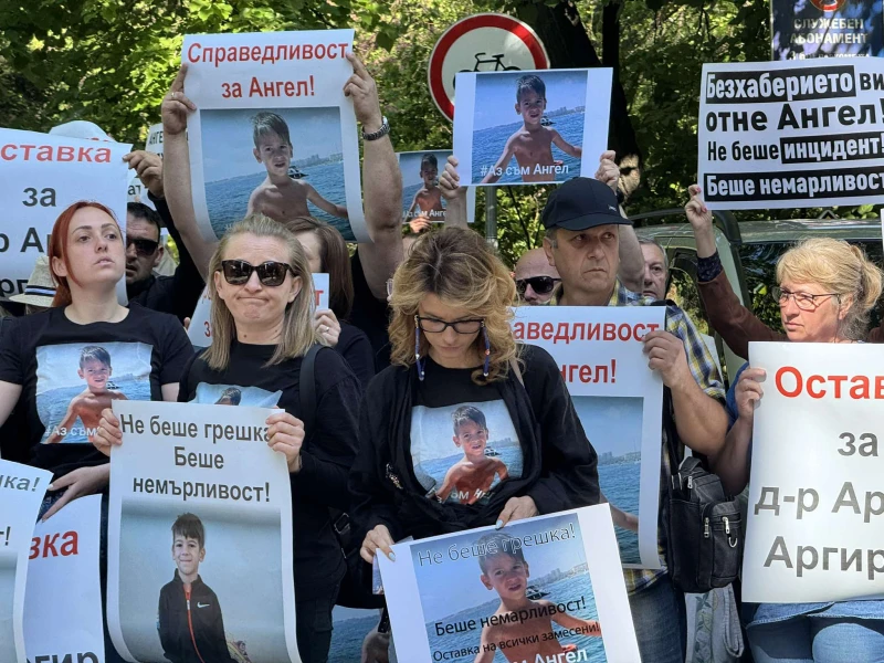 Протестиращите в Пловдив: Искаме затвор за лекарите, убили Ангел!