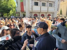 Напрежение, сълзи и гняв пред клиниката в Пловдив, в която почина дете!