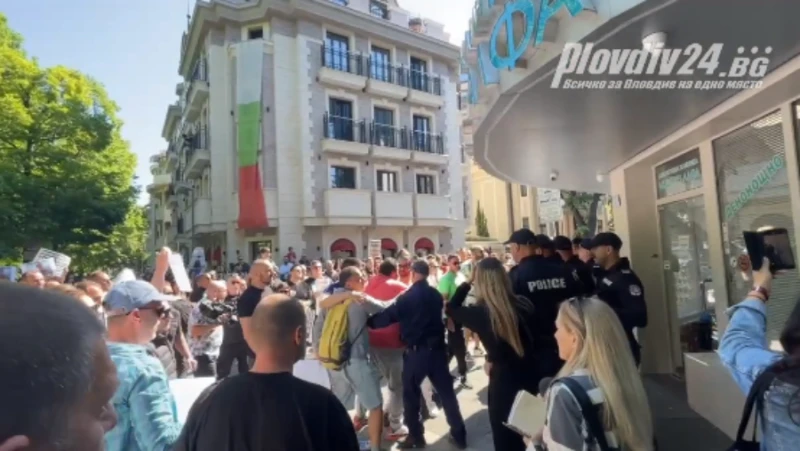 Журналисти пострадаха при протеста пред болница в Пловдив