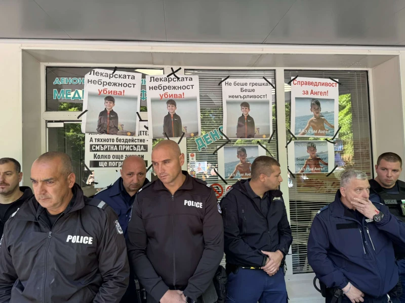 Протестиращи изпочупиха стъклата на "Медикус Алфа", полицаите свалиха шапки в знак на съпричастност