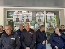 Протестиращи изпочупиха стъклата на
