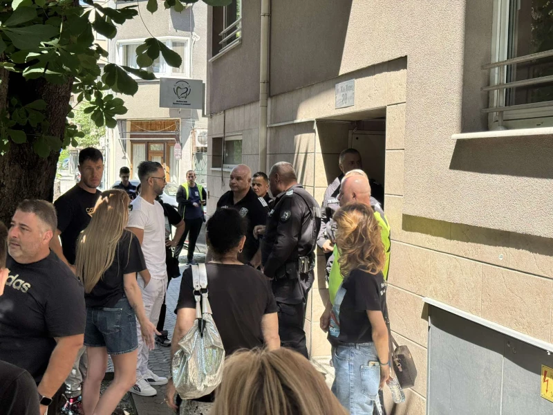 Пред дома на анестезиолога, поставил упойката на малкия Ангел в Пловдив, почерня от полиция