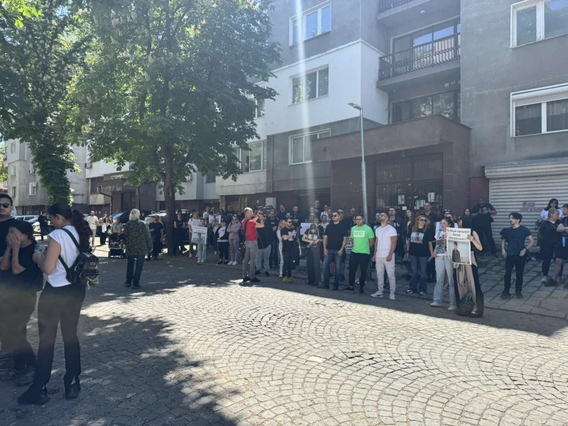 Възгласи "Убиец" пред дома на доктор Мандев в Пловдив