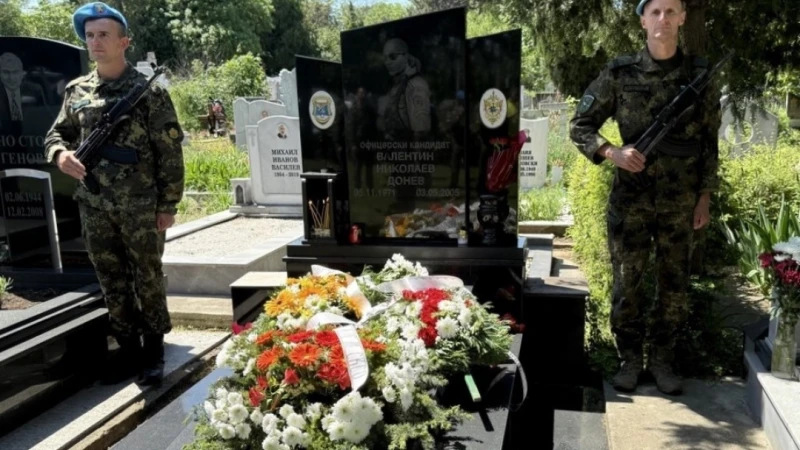 Пет военни залпа в Русе отбелязаха 20-годишнината от гибелта на офицерски кандидат Валентин Донев в Ирак
