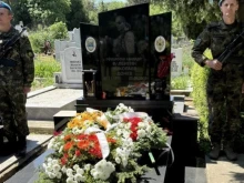 Пет военни залпа в Русе отбелязаха 20-годишнината от гибелта на офицерски кандидат Валентин Донев в Ирак