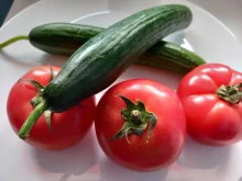 Ще си купуваме по-евтини домати, краставици и сирене, но млякото поскъпва