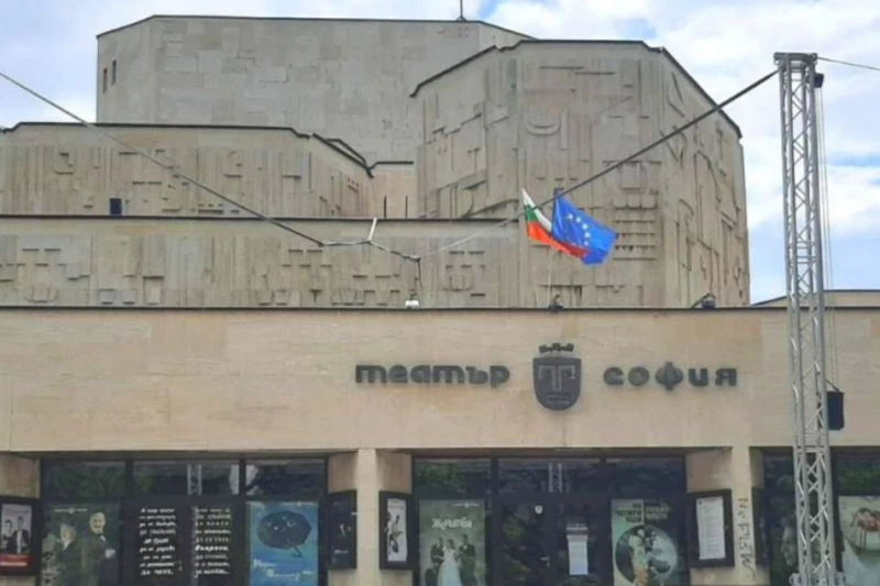 Ще връща ли България европари? Ремонтът на театър "София" се бави вече 3-та година