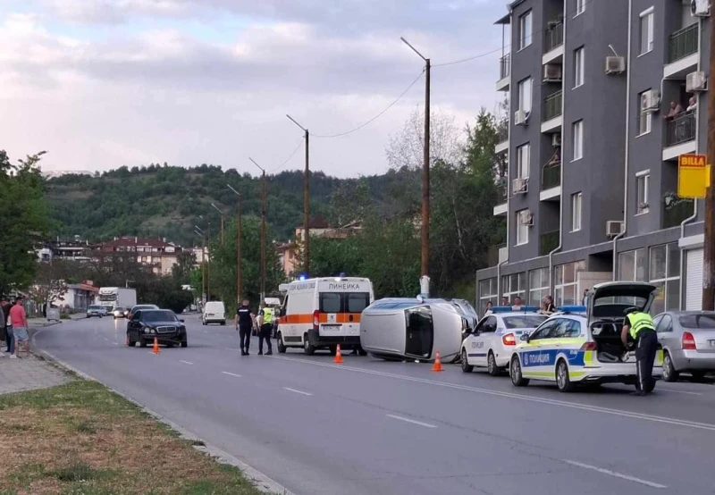 Тежка катастрофа в Благоевград: Автомобил е по таван на голям булевард