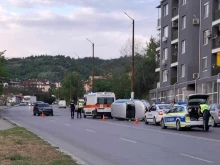 Тежка катастрофа в Благоевград: Автомобил е по таван на голям булевард