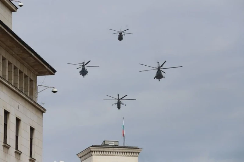 Днес: Военни вертолети ще прелитат над София заради подготовката за Гергьовден
