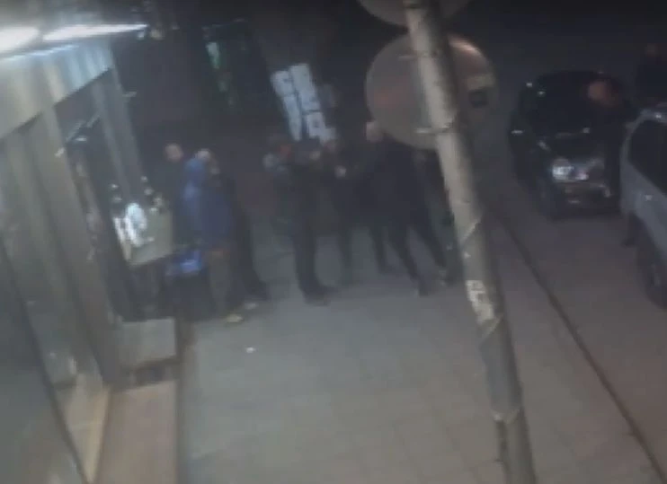 Мутри пребиха жестоко пловдивчани пред магазин, докато си пият бирата