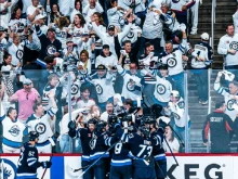 Драма с две продължения прати Уинипег напред в NHL