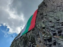 Военнослужещите от Смолян развяха трибагреника на "Орлова скала" край Смолян за 6-ти май