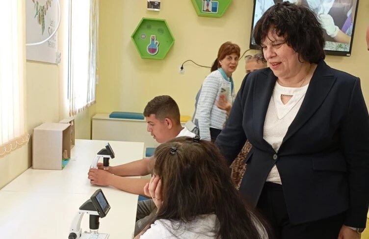 Откирха нов STEM център за учениците във Велинград