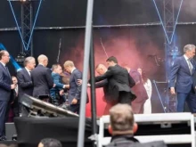 Хвърлиха димна бомба в краката на Туск по време на церемонията по запалване на възпоменателния огън в Холандия