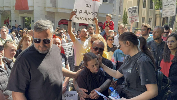 Пловдивската клиника, в която почина 6-годишният Ангел, се закани на протестиращите