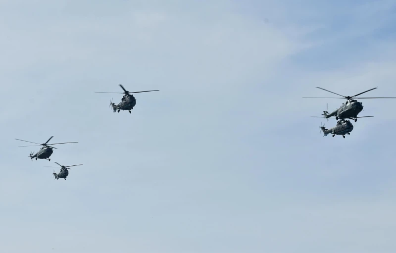 Киселова води депутати на военния парад