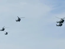 Киселова води депутати на военния парад