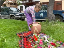 Разлог съхранява традицията: Топене на китки в навечерието на Гергьовден