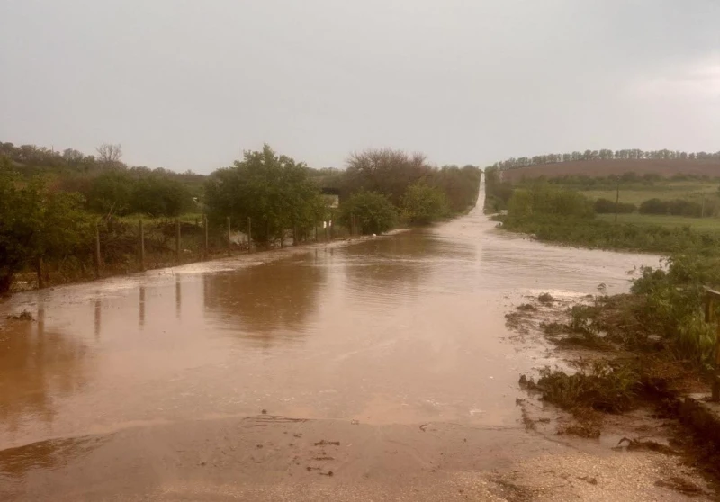 Бедствено положение в силистренско село! Водата залива дворове!