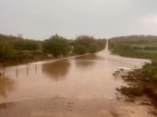 Бедствено положение в силистренско село! Водата залива дворове!