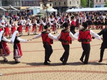 На Гергьовден в някои селища от Средните Родопи имениците водят "куцо" хоро