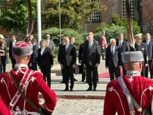 Държавният глава Румен Радев премина през почетния караул и положи венец пред Паметника на Незнайния воин