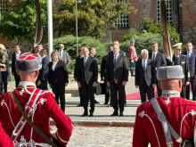 Румен Радев премина през почетния караул и положи венец пред Паметника на Незнайния воин