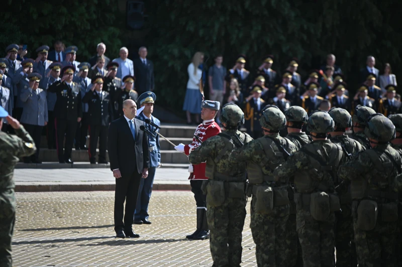 Президентът: Самозвани експерти се опитаха да обвинят в държавна измяна хората с пагони