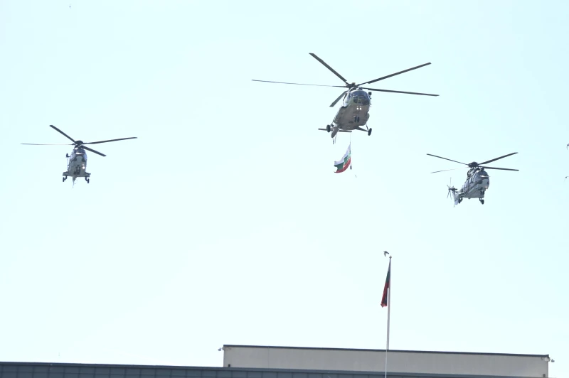Над 700 военнослужещи се включха в парада за Деня на храбростта, вертолет Ми-17 прелетя с трибагреника над площада