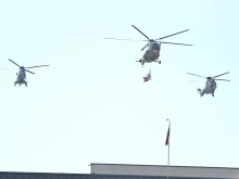 Над 700 военнослужещи се включиха в парада за Деня на храбростта, вертолет Ми-17 прелетя с трибагреника над площада