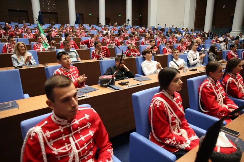 Над 160 млади гвардейци посетиха Народното събрание