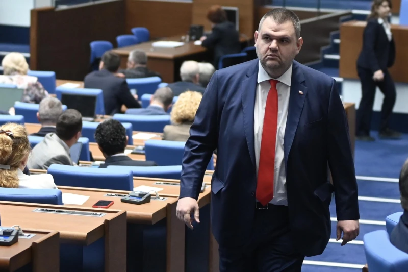 Делян Пеевски поиска законодателна и управленска програма от "управляващата тройка" и от кабинета